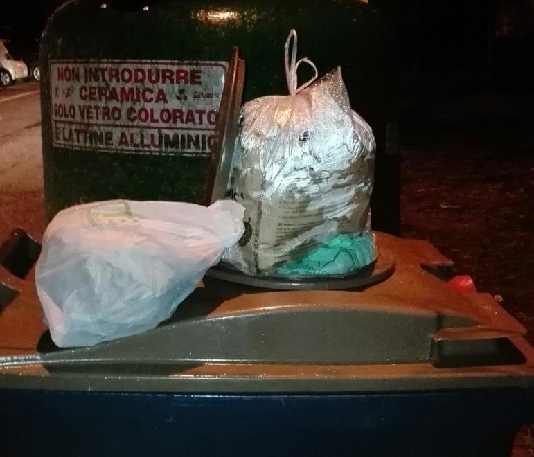 Rifiuti, notte di abbandoni la città è irriconoscibile 