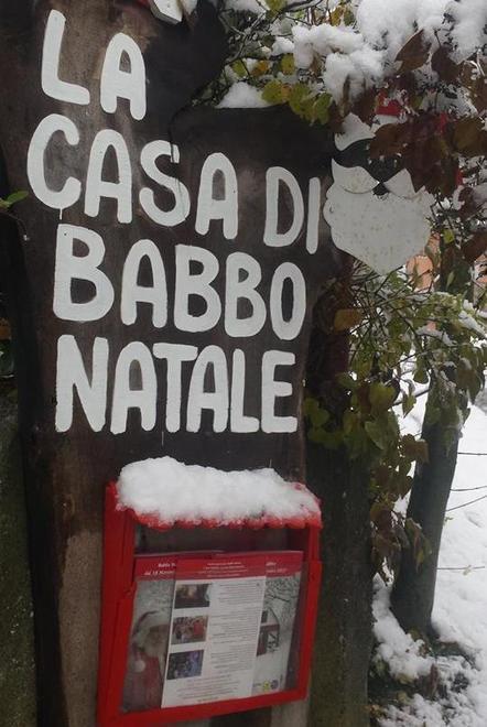 La casa di Babbo Natale riapre con la neve