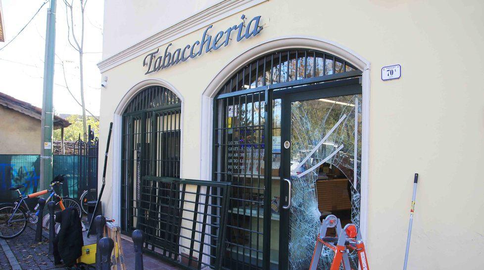 Spaccata notturna in tabaccheria Bottino di 500 euro 