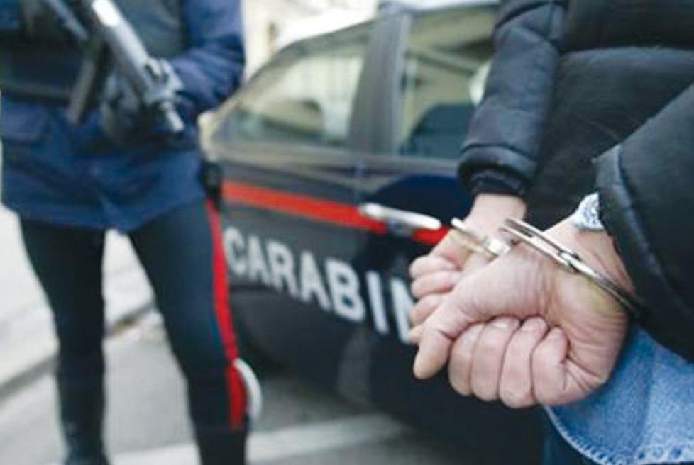 «Dammi i soldi altrimenti ti ammazzo» 