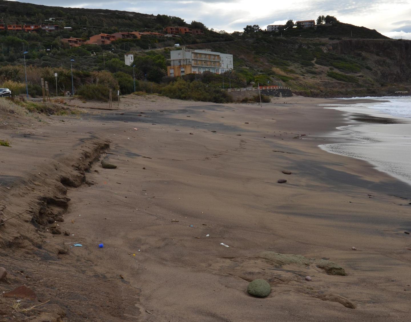 Turas, il mare avanza: la spiaggia si rimpicciolisce