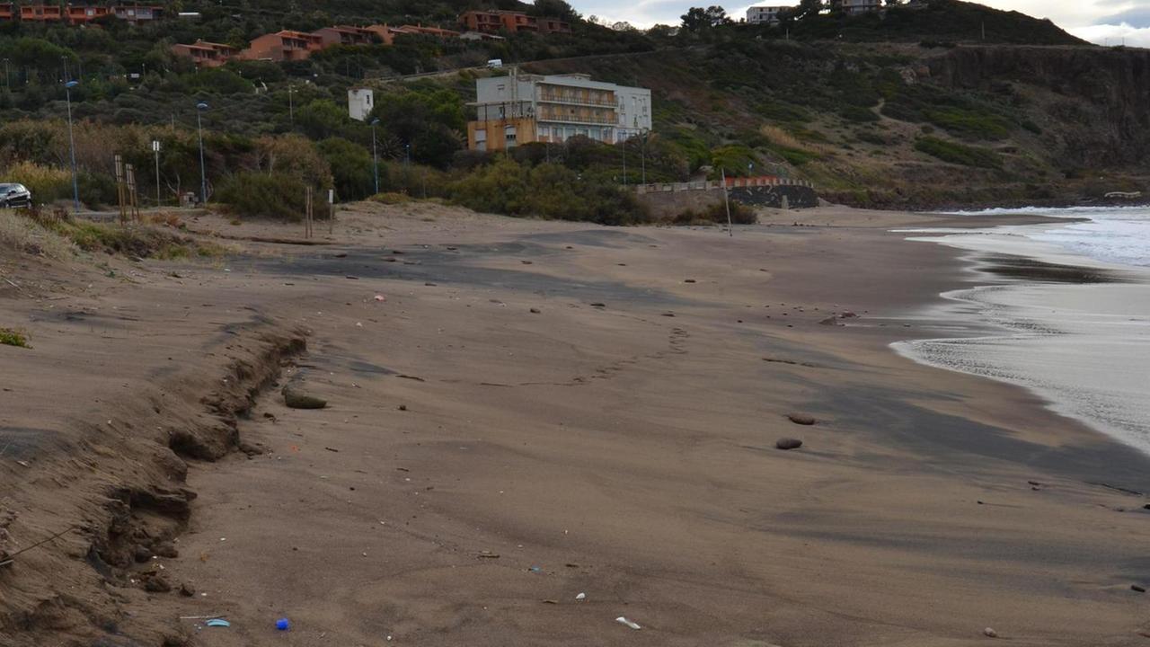 Turas, il mare avanza: la spiaggia si rimpicciolisce