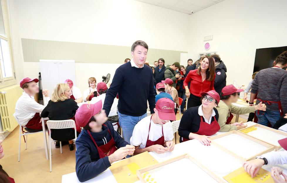 Il treno di Renzi: sosta a Modena tra tortellini e l’impegno nel sociale 