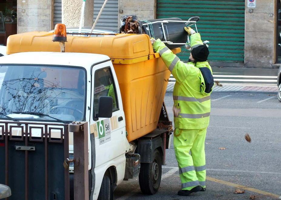 Un dipendente di Sei Toscana al lavoro a Piombino (foto Paolo Barlettani)