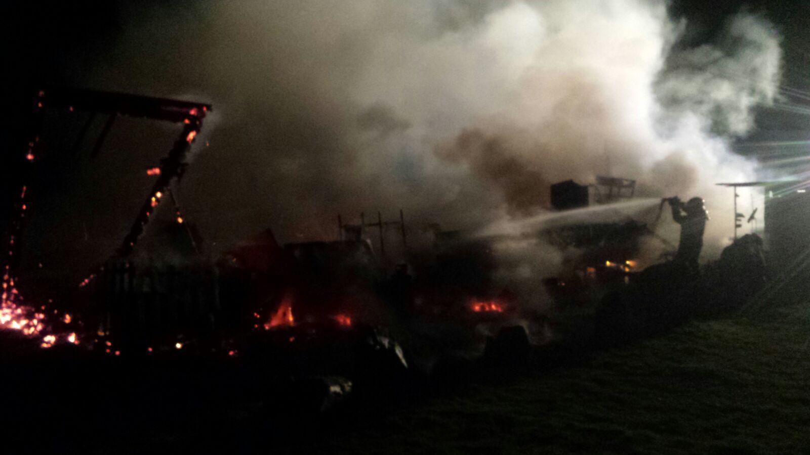 Il chiosco distrutto dalle fiamme (foto Bulla)