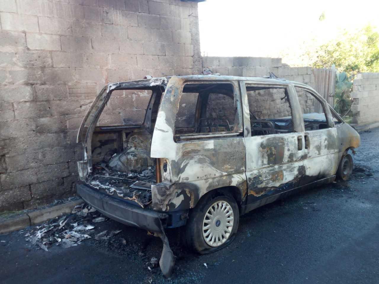 L'auto incendiata a Nurachi