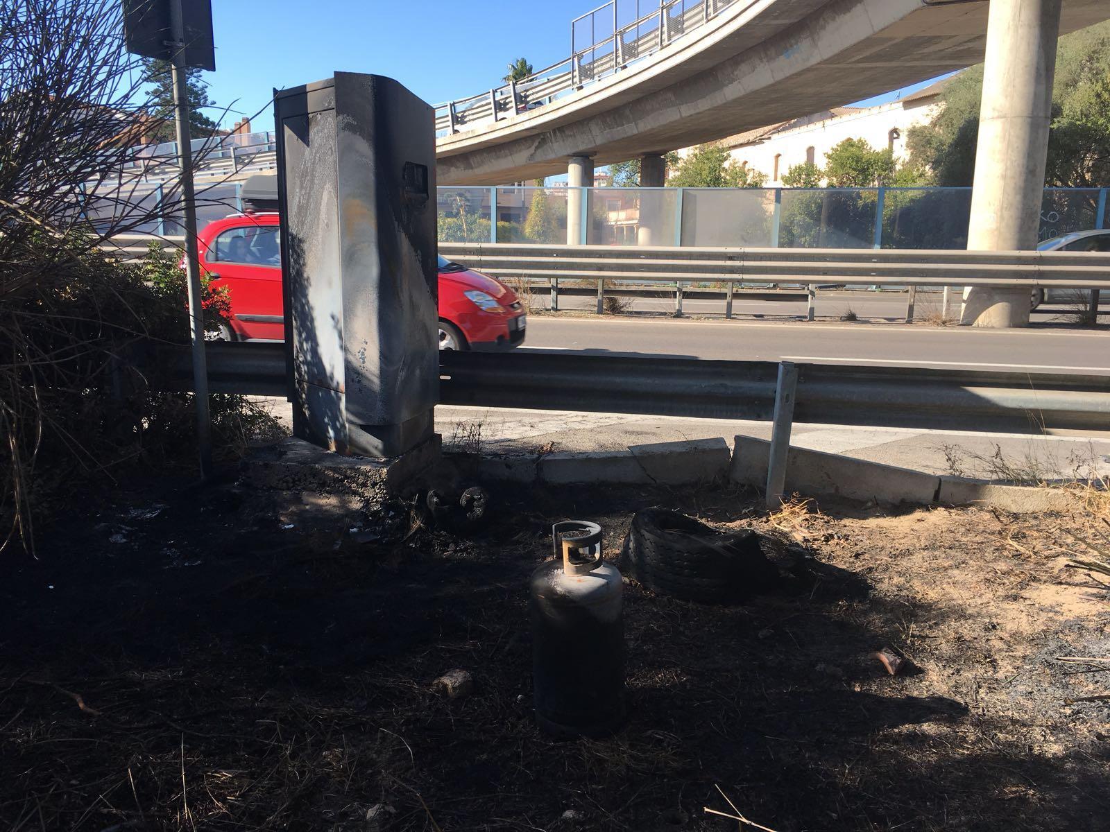 L'autovelox bruciato a Cagliari (foto Mario Rosas)