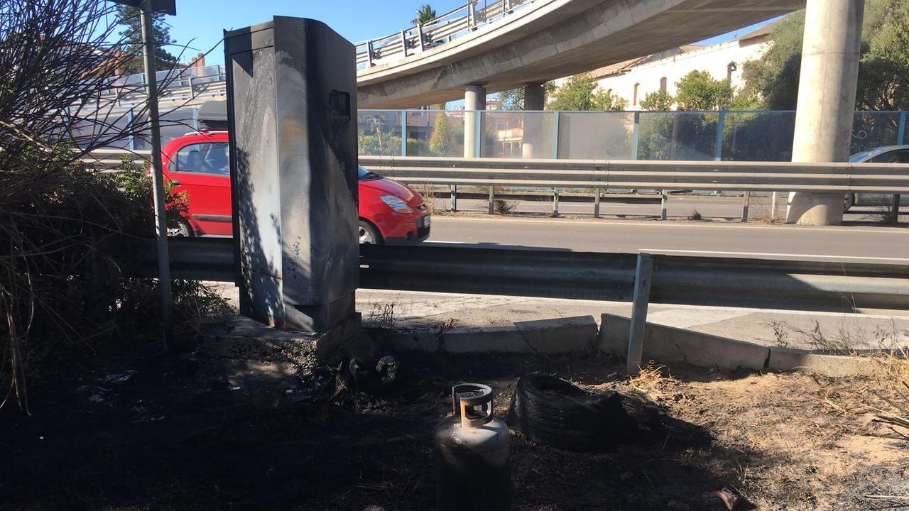 L'autovelox bruciato a Cagliari (foto Mario Rosas)