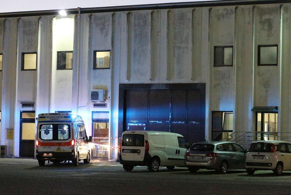 L’ambulanza di fronte allo stabilimento della Sammontana (Foto Agenzia Carlo Sestini)
