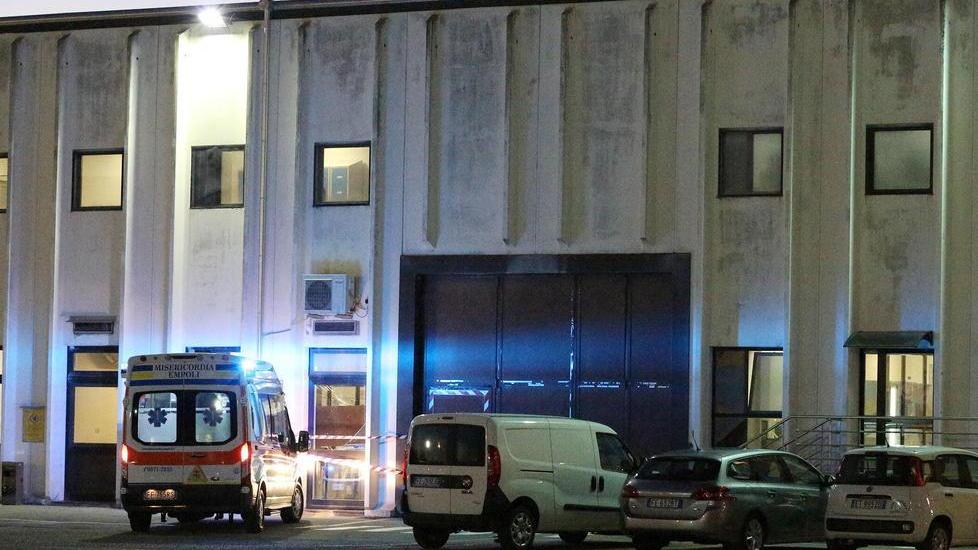 L’ambulanza di fronte allo stabilimento della Sammontana (Foto Agenzia Carlo Sestini)
