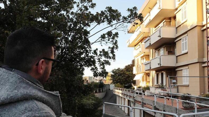 I ladri sono fuggiti dal terrazzo al primo piano (foto Agenzia Sestini)