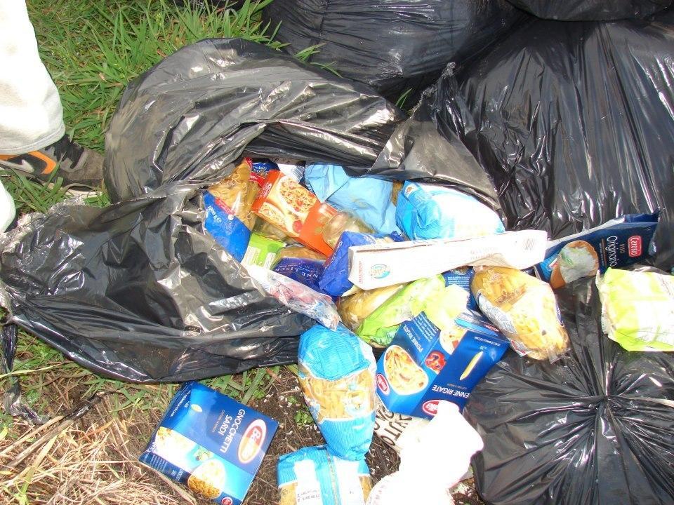 Alimenti gettati tra i rifiuti lungo una strada della Sardegna