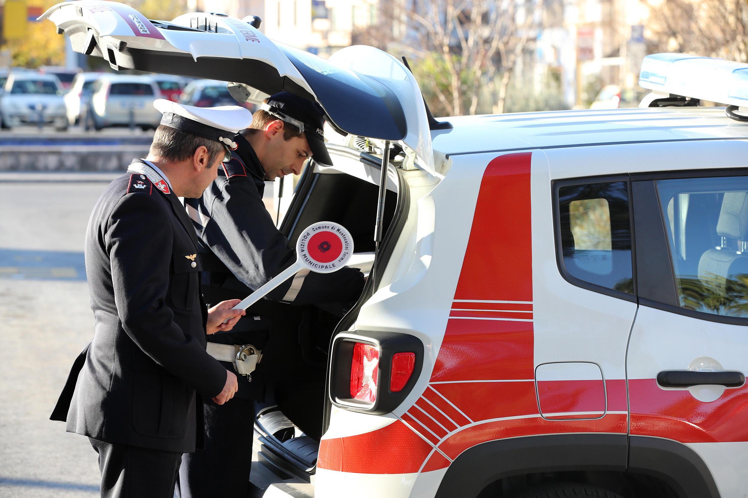 Tenta di corrompere i vigili per evitare la multa al figlio