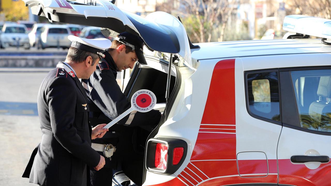 Tenta di corrompere i vigili per evitare la multa al figlio