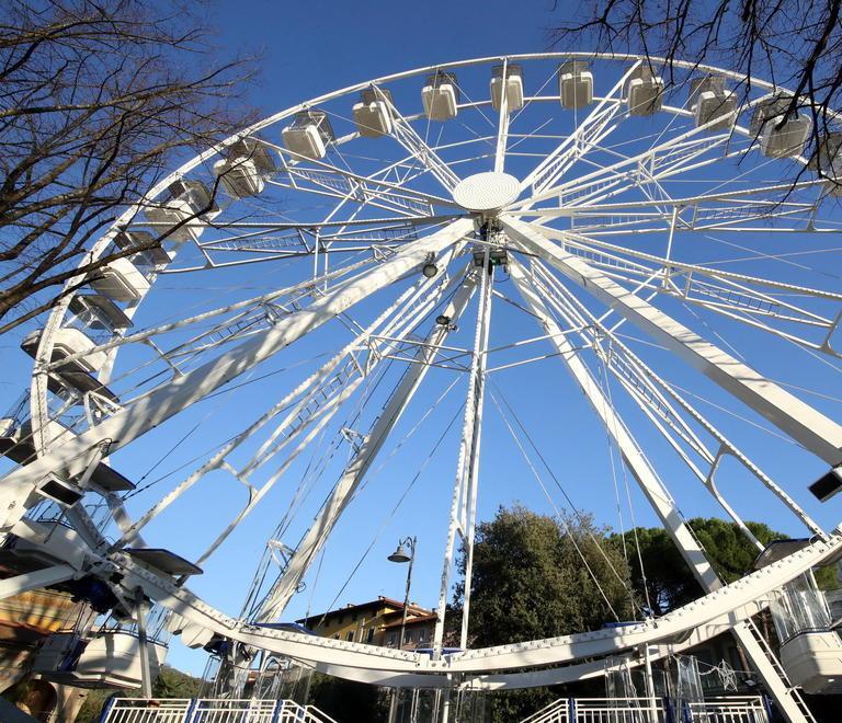 Aria di Natale a Montecatini con la ruota e le luci 