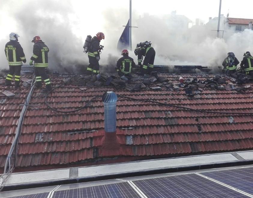 Fiamme sul tetto, evacuata la Camera di commercio 