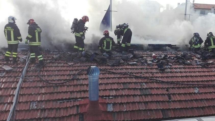 Fiamme sul tetto, evacuata la Camera di commercio