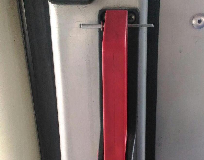 «Maniglia di sicurezza legata col filo di ferro sui bus di linea» 