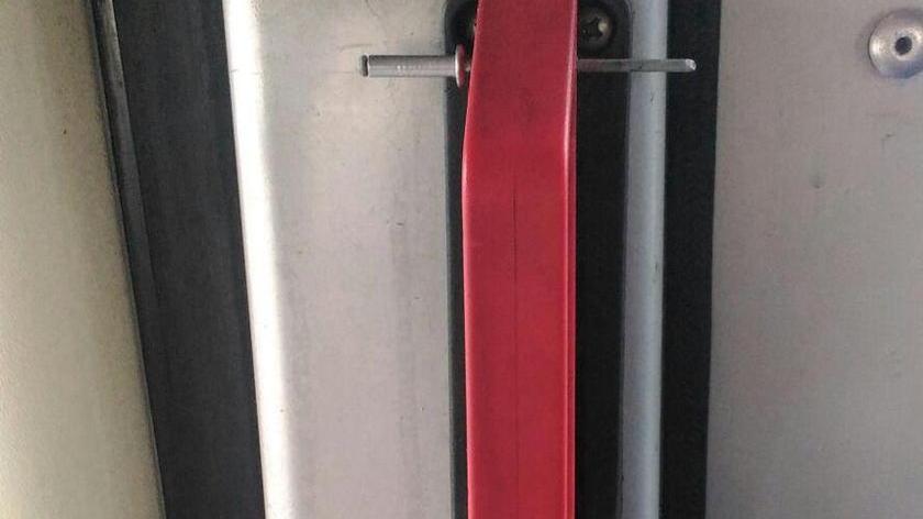 «Maniglia di sicurezza legata col filo di ferro sui bus di linea»
