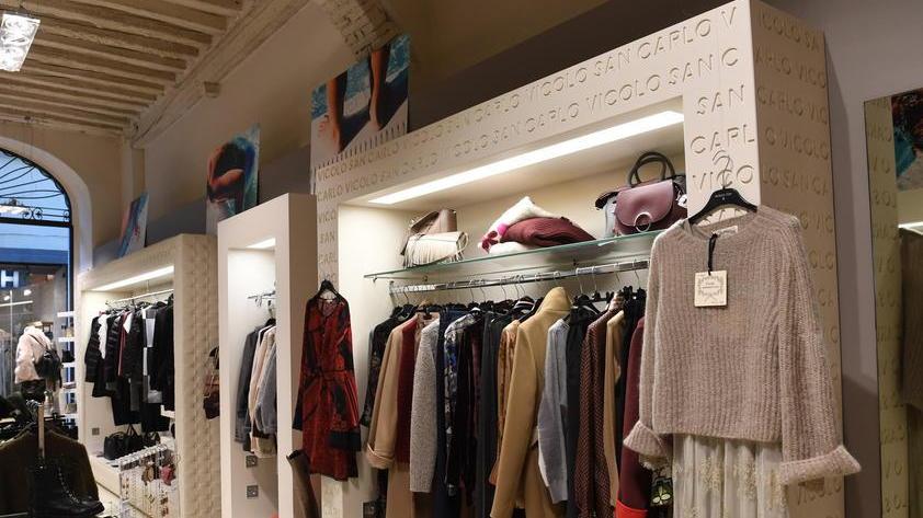 Assediata da false clienti che rubano borse e vestiti