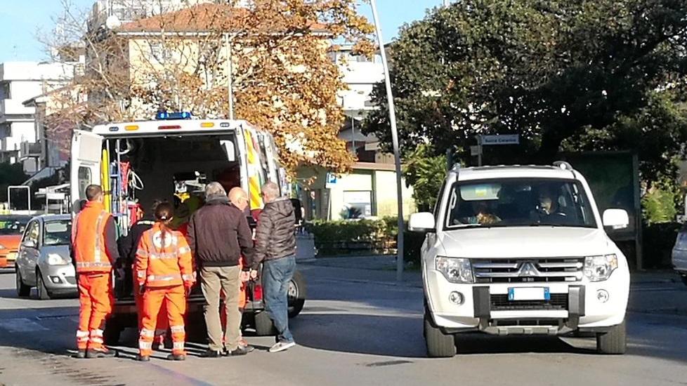 Investita mentre attraversa la strada