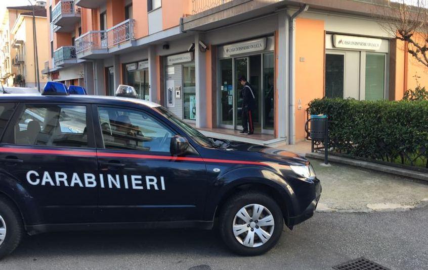 Tentano furto in banca e scappano 