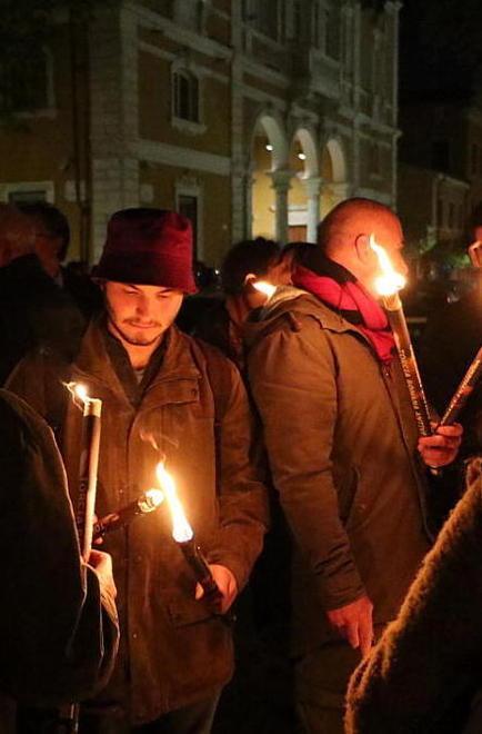Centocinquanta fiaccole, sfila la solidarietà in centro 
