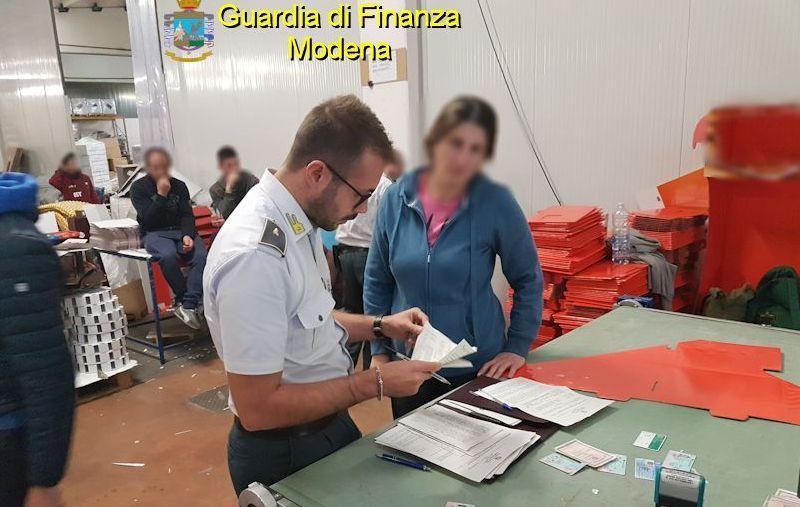 Lavoratori in nero in un magazzino: multa di 50mila euro