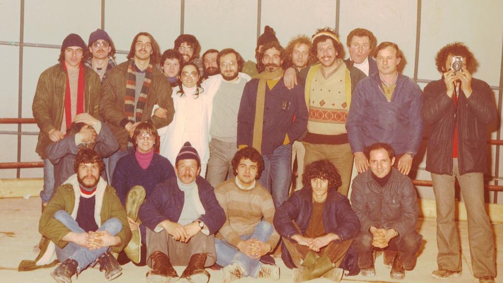 La foto di Donato Gioseffi e della moglie Maria (al centro, vestiti in chiaro) insieme ai volontari provenienti dalle nostre zone: siamo nel 1980, subito dopo il terremoto dell'Irpinia
