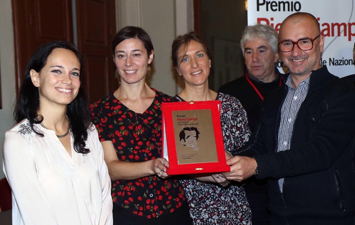 Premio Ciampi, l'assessoe Francesco Belais premia le Sonambula (Salvini Pentafoto)