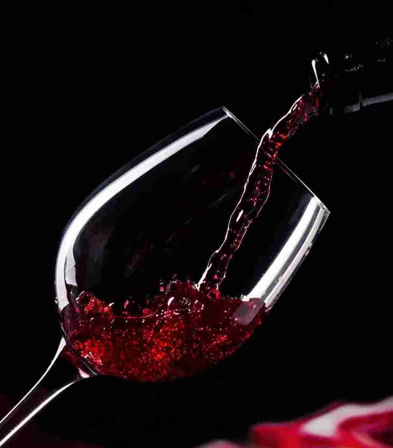 Ecco perché col vino rosso si arriva a cent’anni