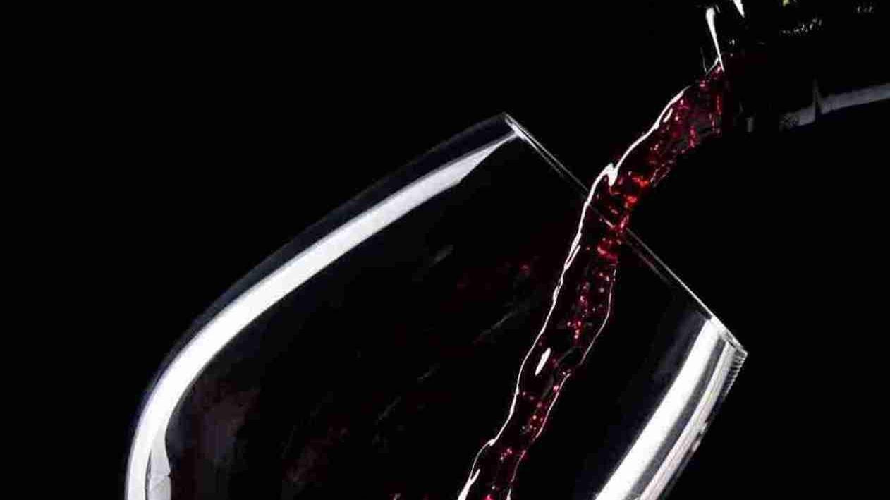 Ecco perché col vino rosso si arriva a cent’anni