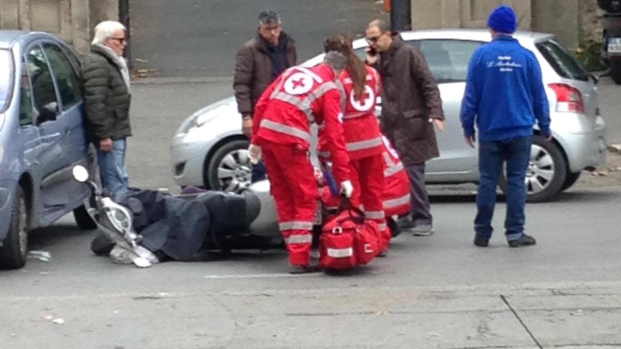 Scooterista ferito nello scontro con un'auto