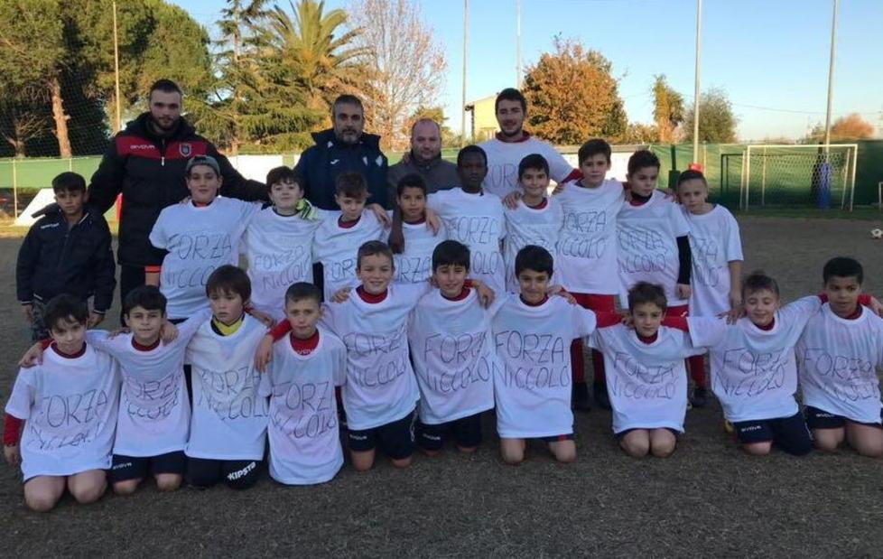 “Forza Niccolò”: sulla maglia il nome dell’amico in prognosi riservata