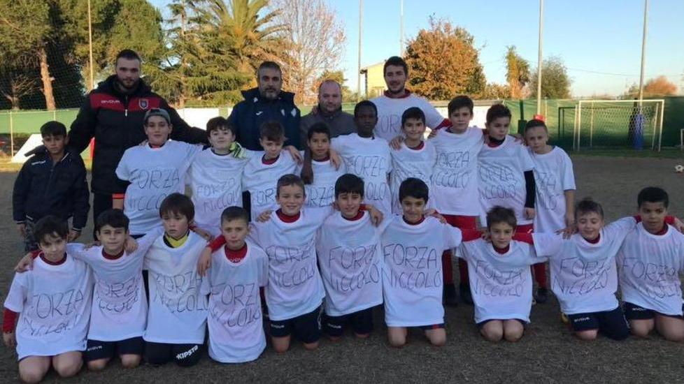 “Forza Niccolò”: sulla maglia il nome dell’amico in prognosi riservata