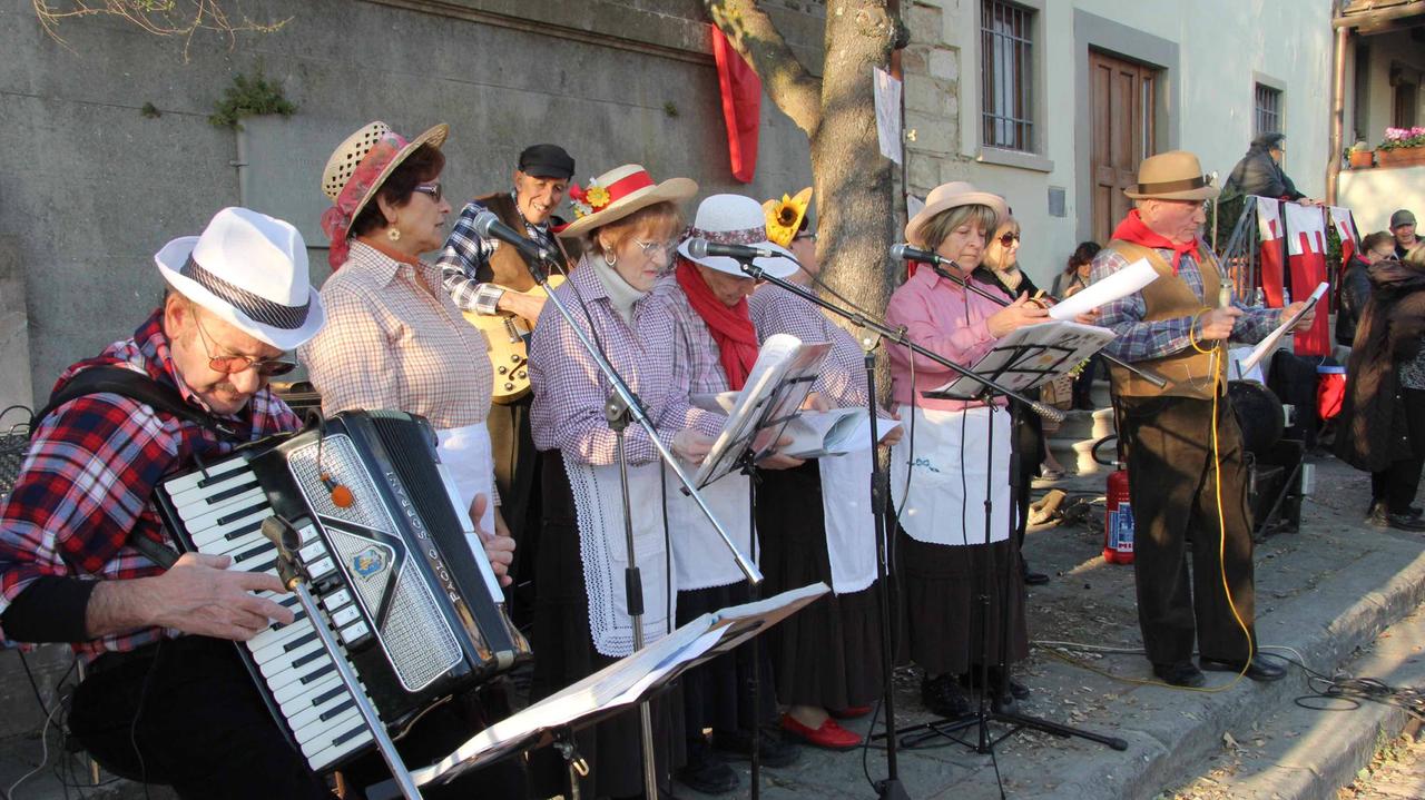 Canti e balli tradizionali per la Festa dell'olio (foto Batavia)