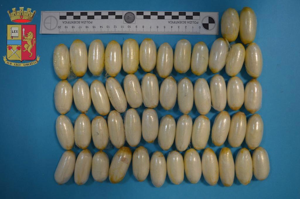 Gli ovuli di eroina scoperti nell'intestino di un giovane nigeriano