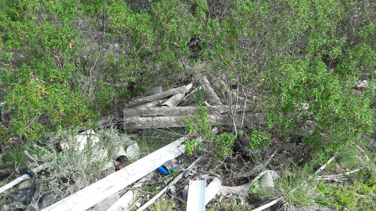 Una discarica abusiva con residui di cemento amianto