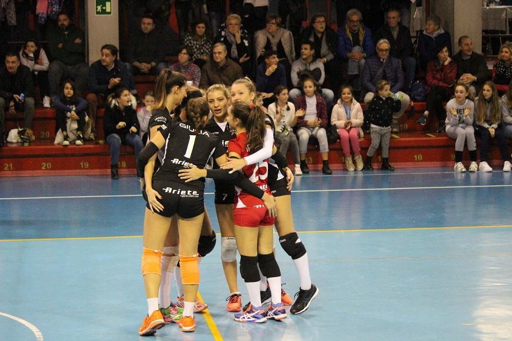 Le giocatrici dell'Ariete in festa per la vittoria