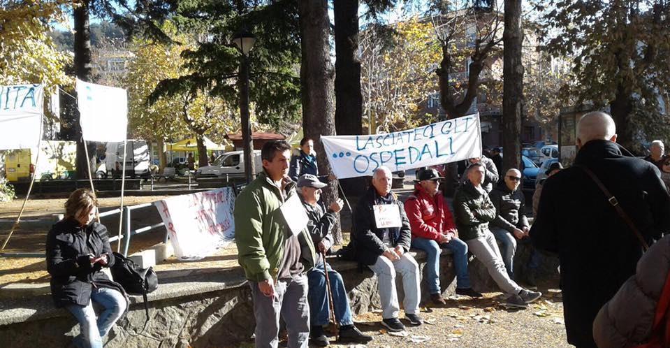 Ottanta in piazza per dire no ai tagli degli ospedali 