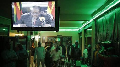 Mugabe parla in tv ma non si dimette