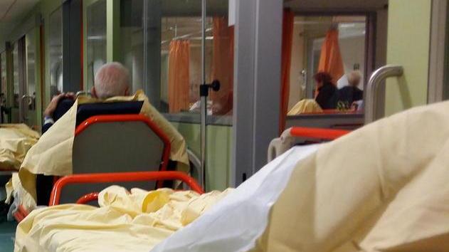 Malato di Sla parcheggiato in barella per 11 ore