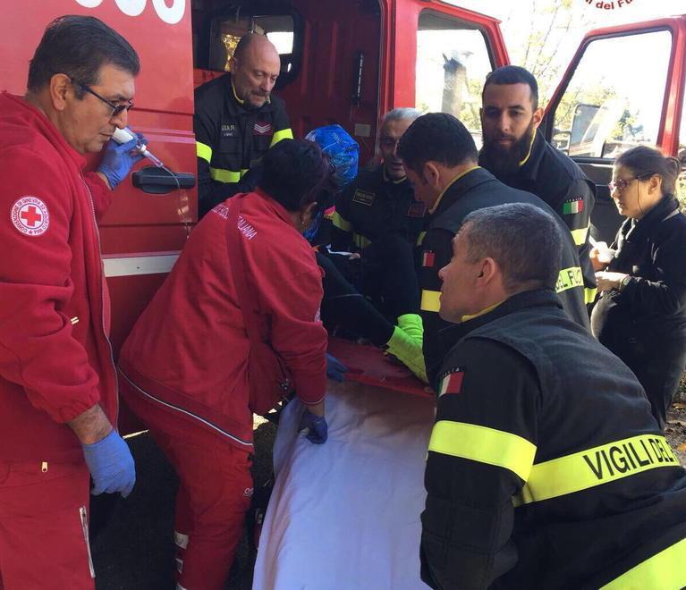 Cade nel bosco lo soccorrono gli speleo vigili