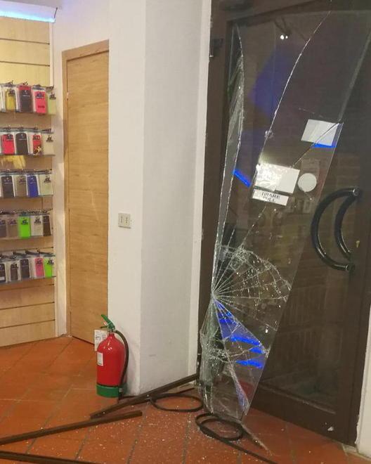 Via Pascoli, spaccate a raffica nei negozi 