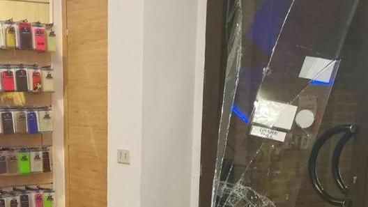 Via Pascoli, spaccate a raffica nei negozi