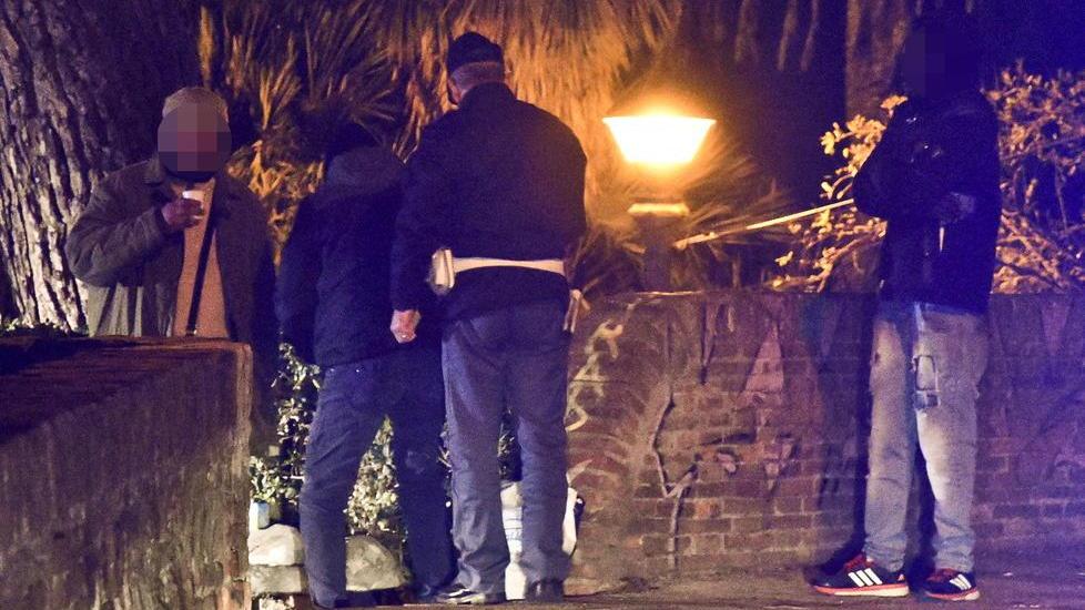 Disperati e senza lavoro Al Molino con vino e coperte