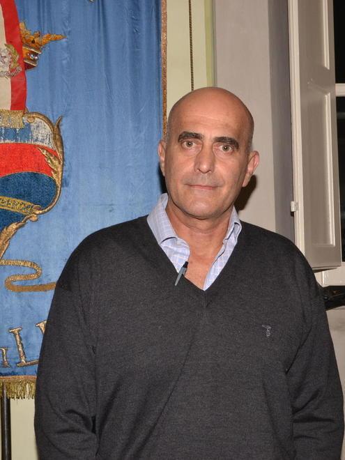 Clima infuocato a Bagni per l’assemblea in teatro 