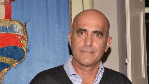 Clima infuocato a Bagni per l’assemblea in teatro