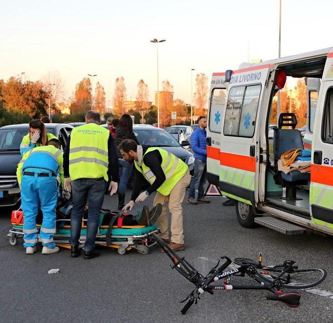 Scontro bici-auto: trauma cranico per il ciclista