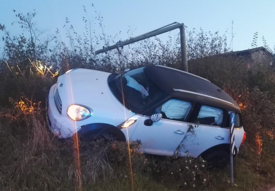 Perde il controllo dell’auto e abbatte un palo telefonico
